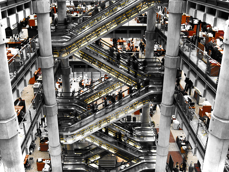 Image d'un bureau animé avec des escalators